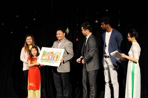 Phần bán vé bốc thăm bức tranh độc bản “Quảng Bình quê em” trong sự kiện Talent Show for Vietnam Hurricane Relief 2016